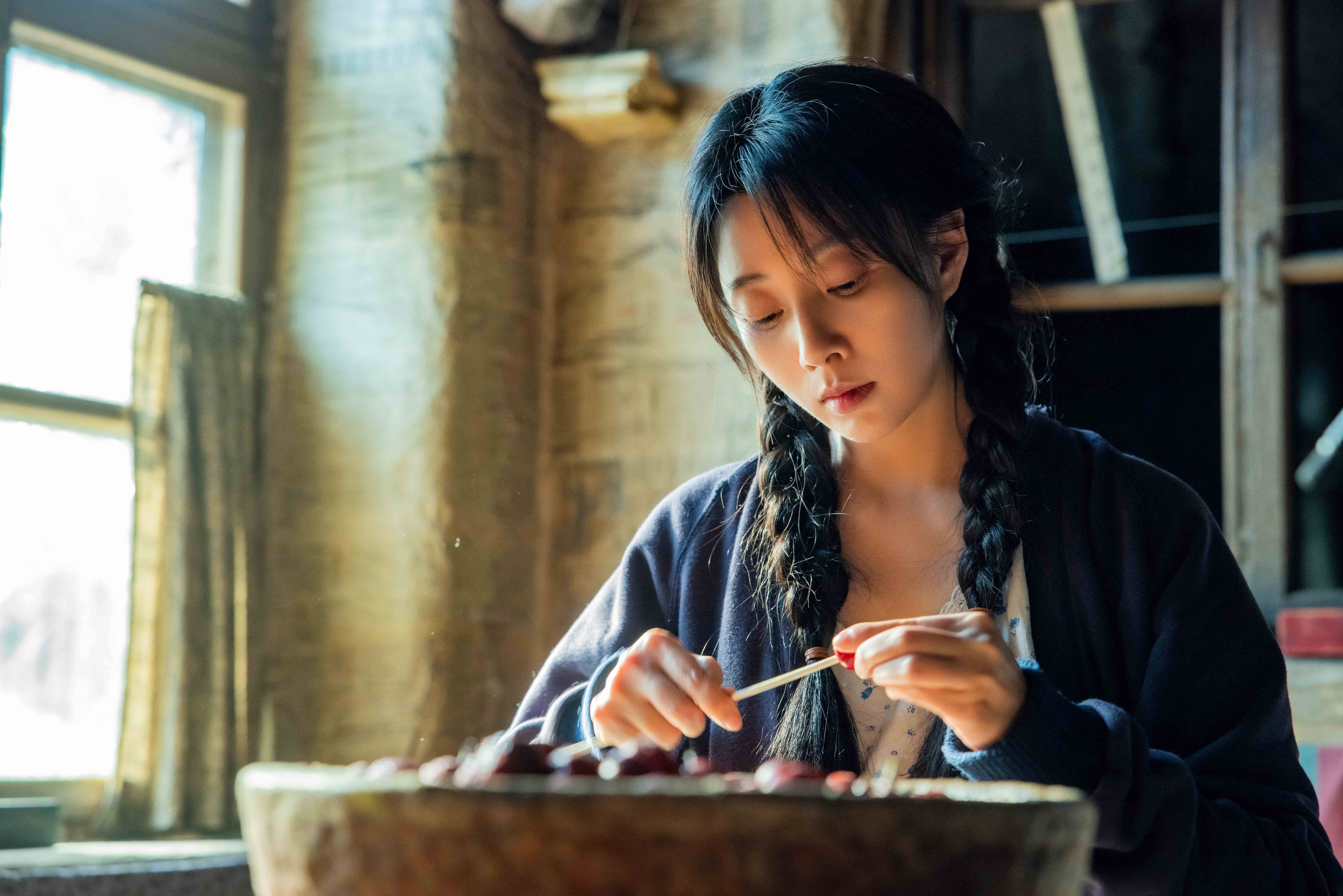 尹涛新剧在爱奇艺排行榜上名列前茅 《人世间》为什么是她的代表作?