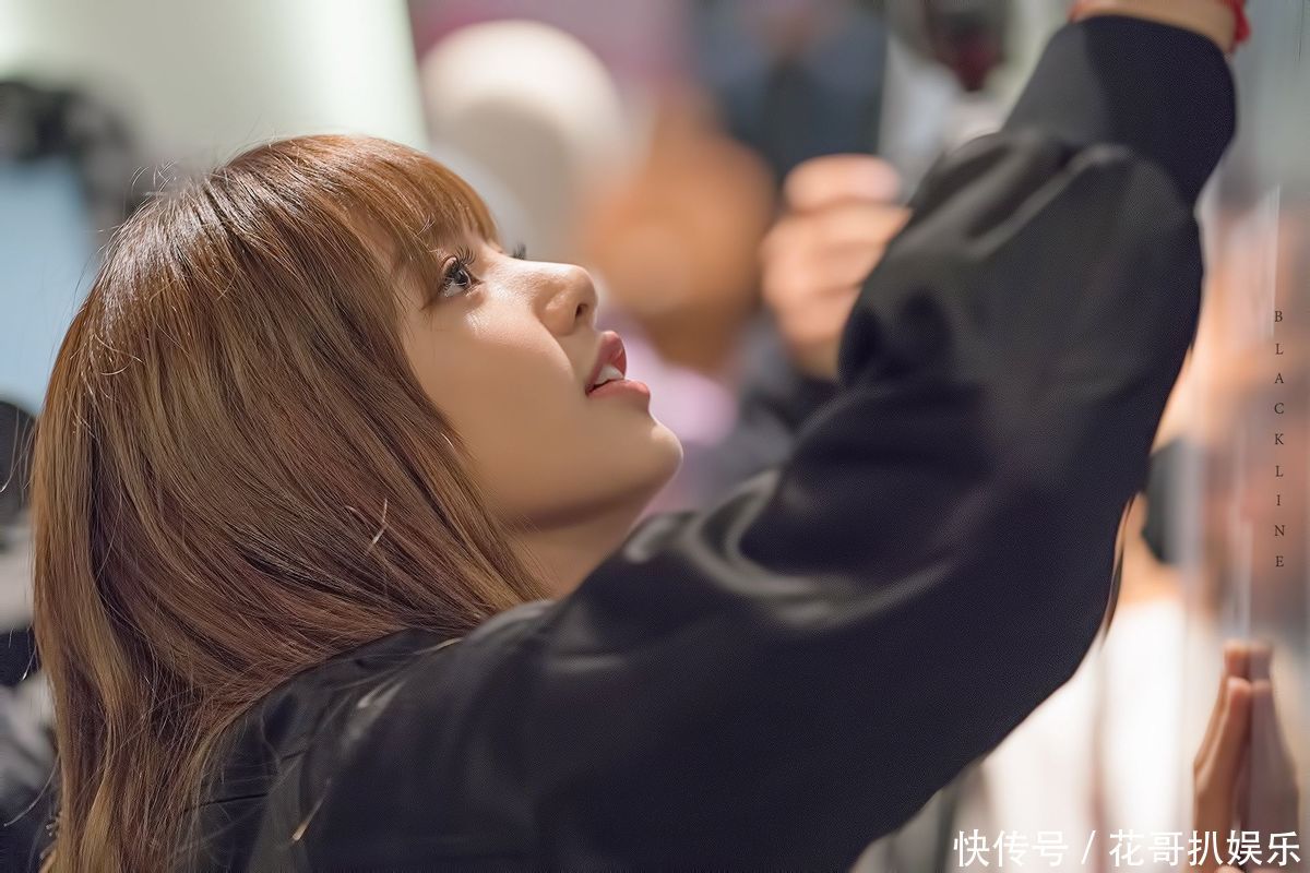 Lisa疯马秀首场表演落幕,脱到只剩下三点,粉丝吹嘘这是高雅艺术 - 360娱乐,你开心就好