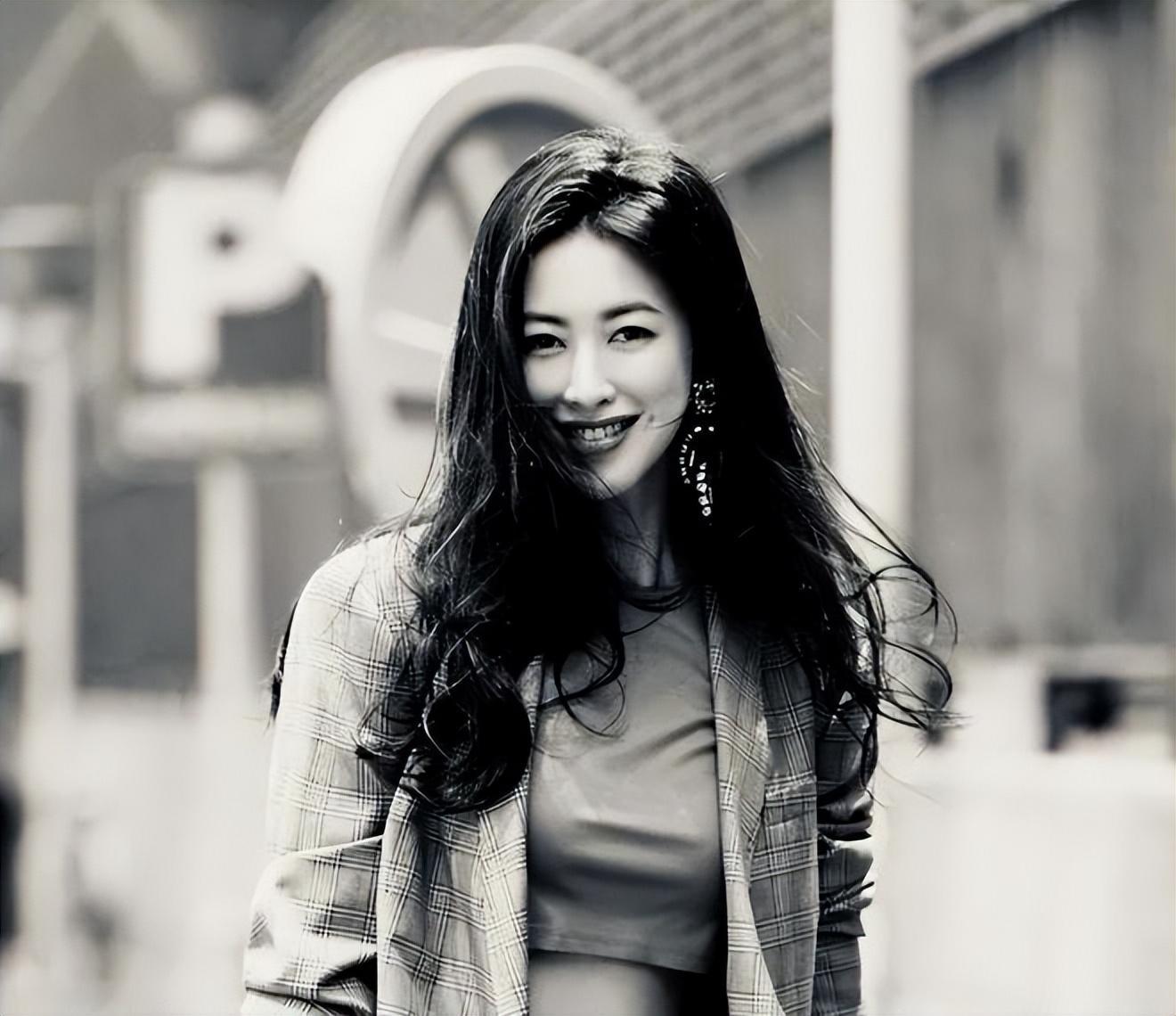 mtv将她安排到了国际中文频道主持音乐节目《mtv天籁村》和