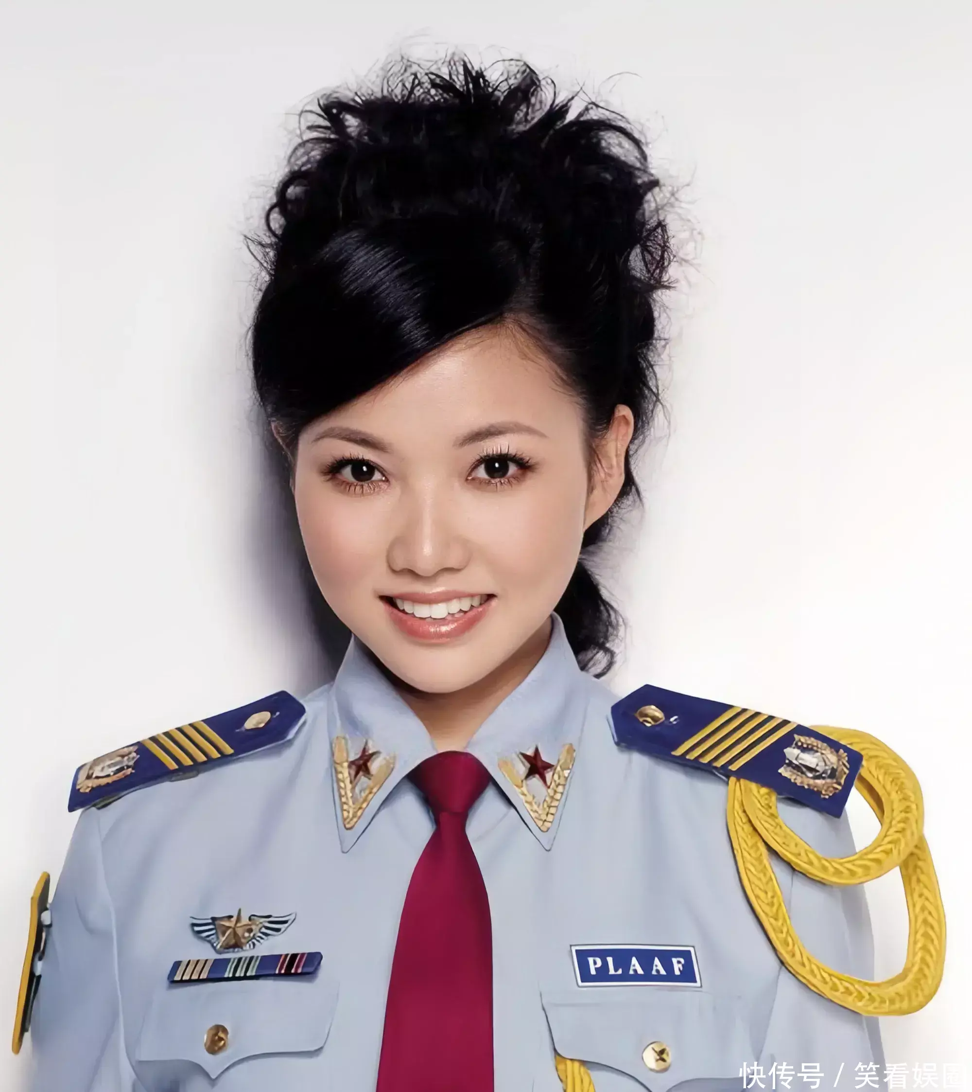凭借扎实的唱功和多年的艺术积累,王莉赢得了演艺圈内老艺术家和社会