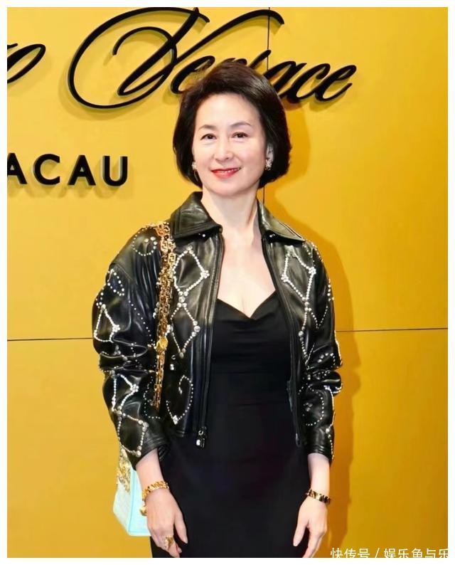 被61岁何超琼气质惊艳,穿旗袍搭高跟鞋高贵优雅,自然老去真耐看 - 360娱乐,你开心就好