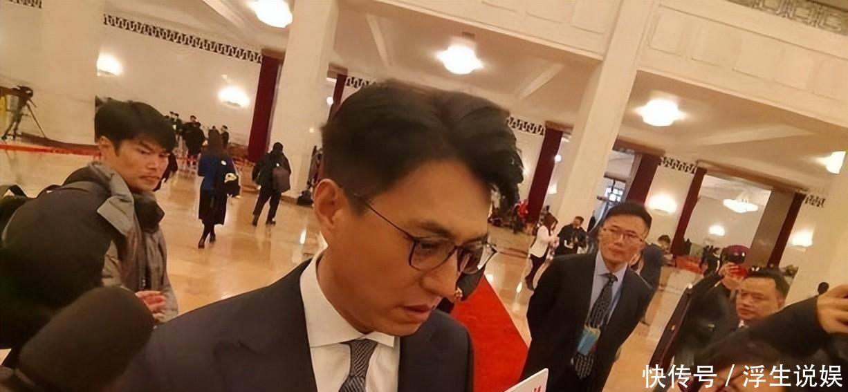 往那一站,穿个大风衣,梳个小背头,再加上个保温杯,妥妥的就是个领导的