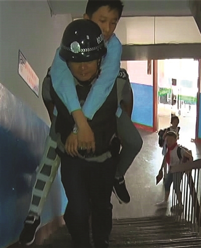 学校保安大叔每天背"伤员学生"上下楼