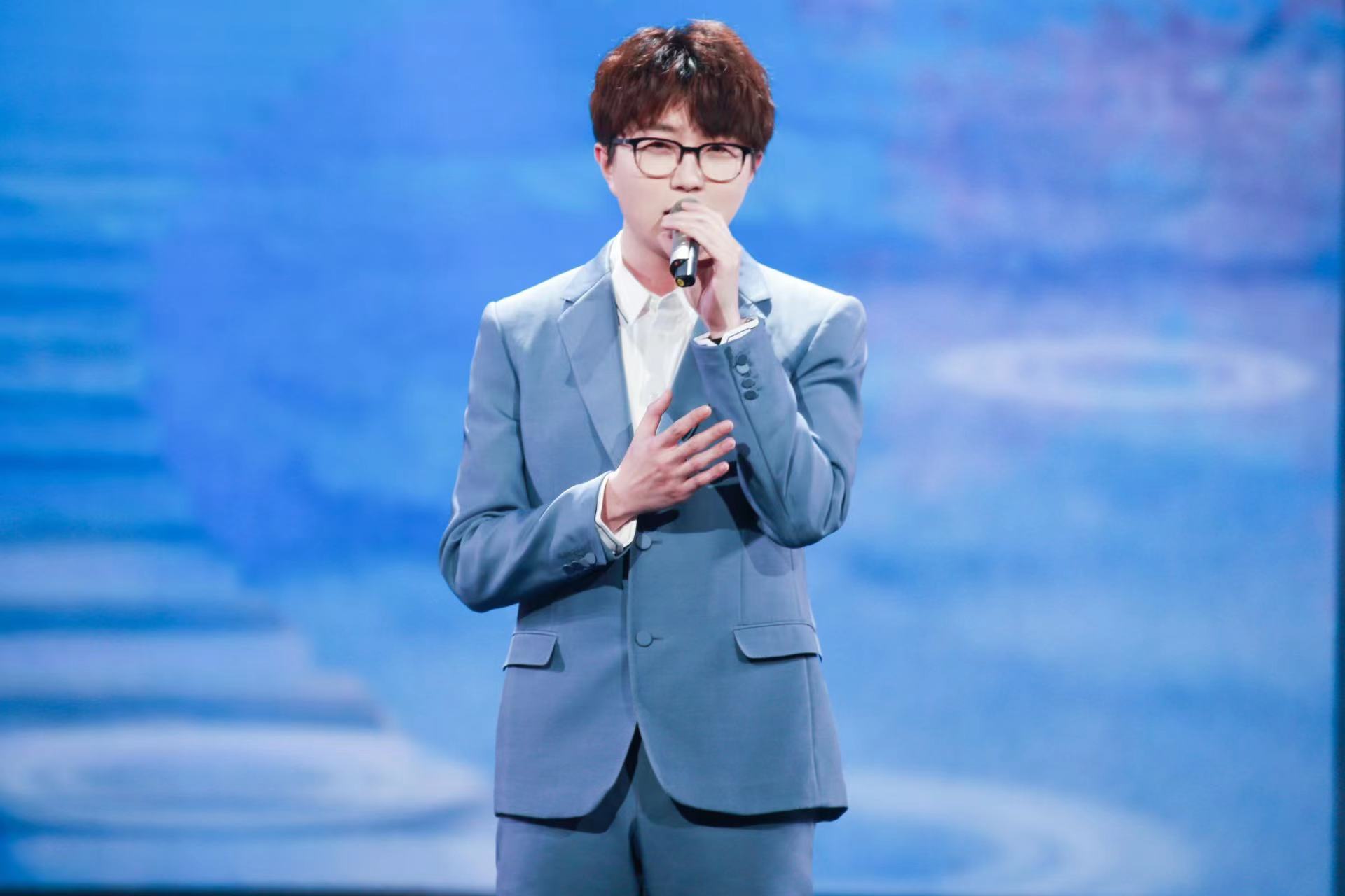 毛不易温暖献唱总台2022元宵晚会世间美好与你环环相扣治愈人心