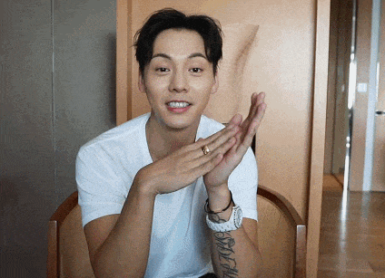 陈伟霆红衣造型帅气逼人, 细节手图让人安全感十足