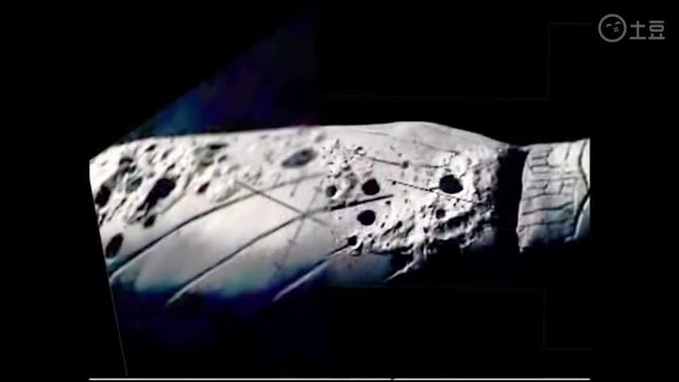 月球背面坠毁的外星人母舰被发现,表面弹孔清晰可见
