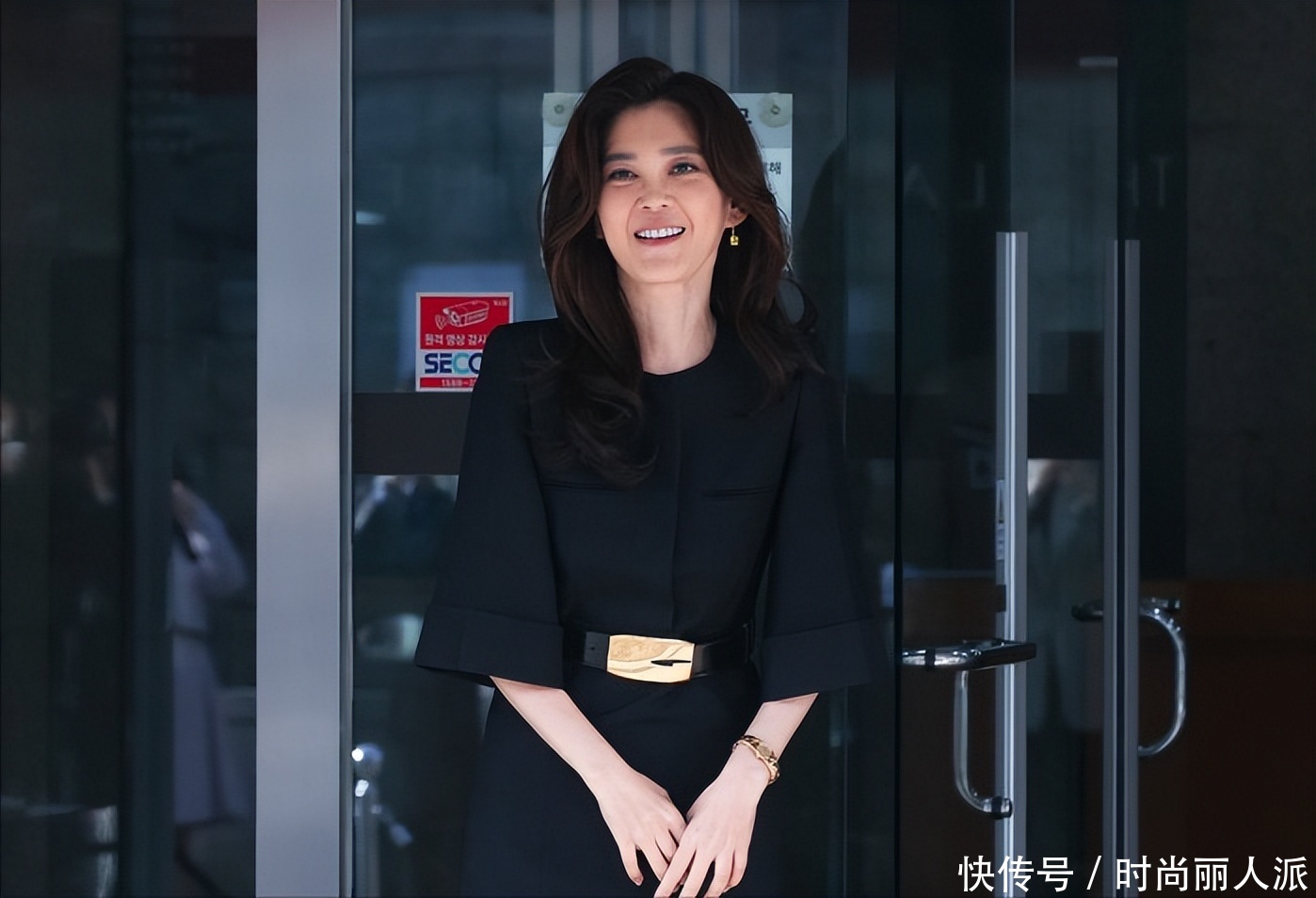 53岁三星长公主惊艳亮相!小黑裙配金手表超有气质,比金建希还美 - 360娱乐,你开心就好