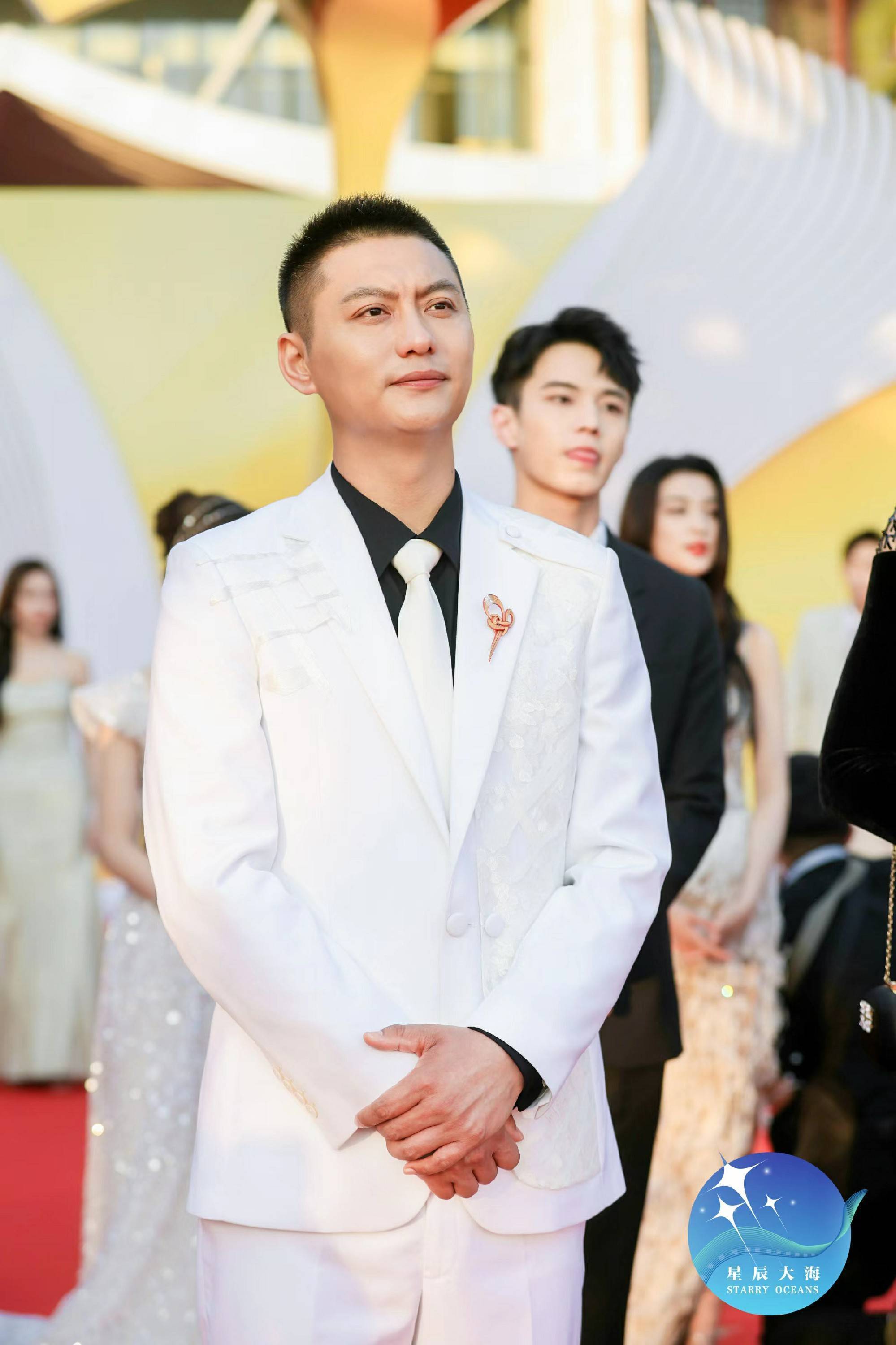 侯京健亮相金鸡奖闭幕式!与星辰大海青年演员集结舞台唱响《青春向太阳》 - 360娱乐,你开心就好