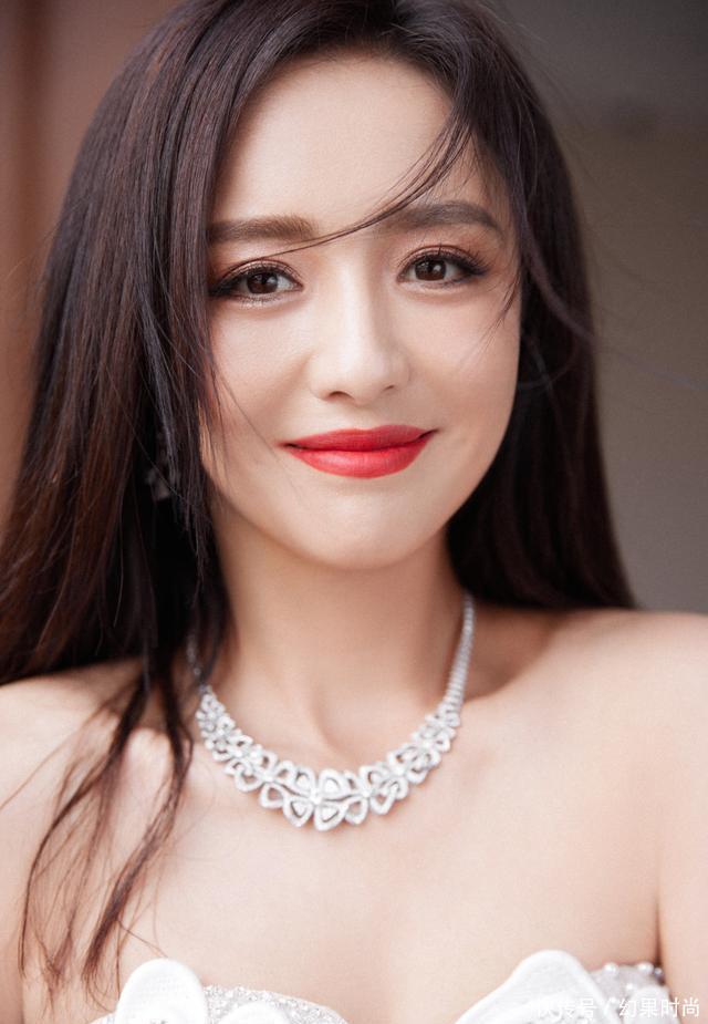 佟丽娅一袭白色蕾丝透视裙 身材纤细美背迷人 太美了 这才是真女神范 - 360娱乐,你开心就好
