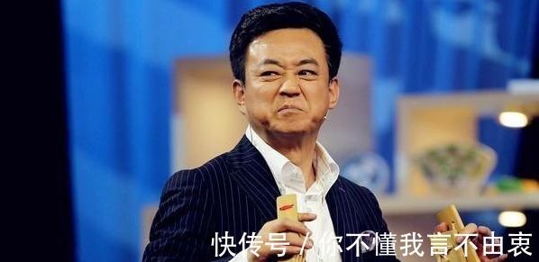 朱军携妻子赴婚宴照曝光表情严肃一副领导范以为自己还是一哥