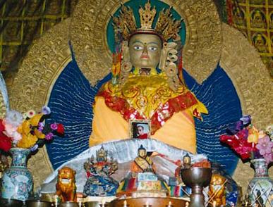 传说寺内有两灵塔,其一放置甘丹寺第一任赤巴宗喀巴大师的衣帽鞋等,帕