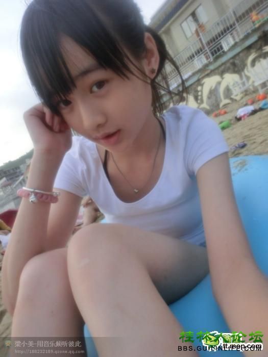 我妹妹在家里打飞机被我看到了.