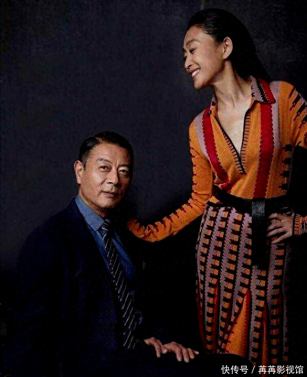 父母的朋友圈中有不少演员,导演和编剧,小小年纪的他常被带到剧组