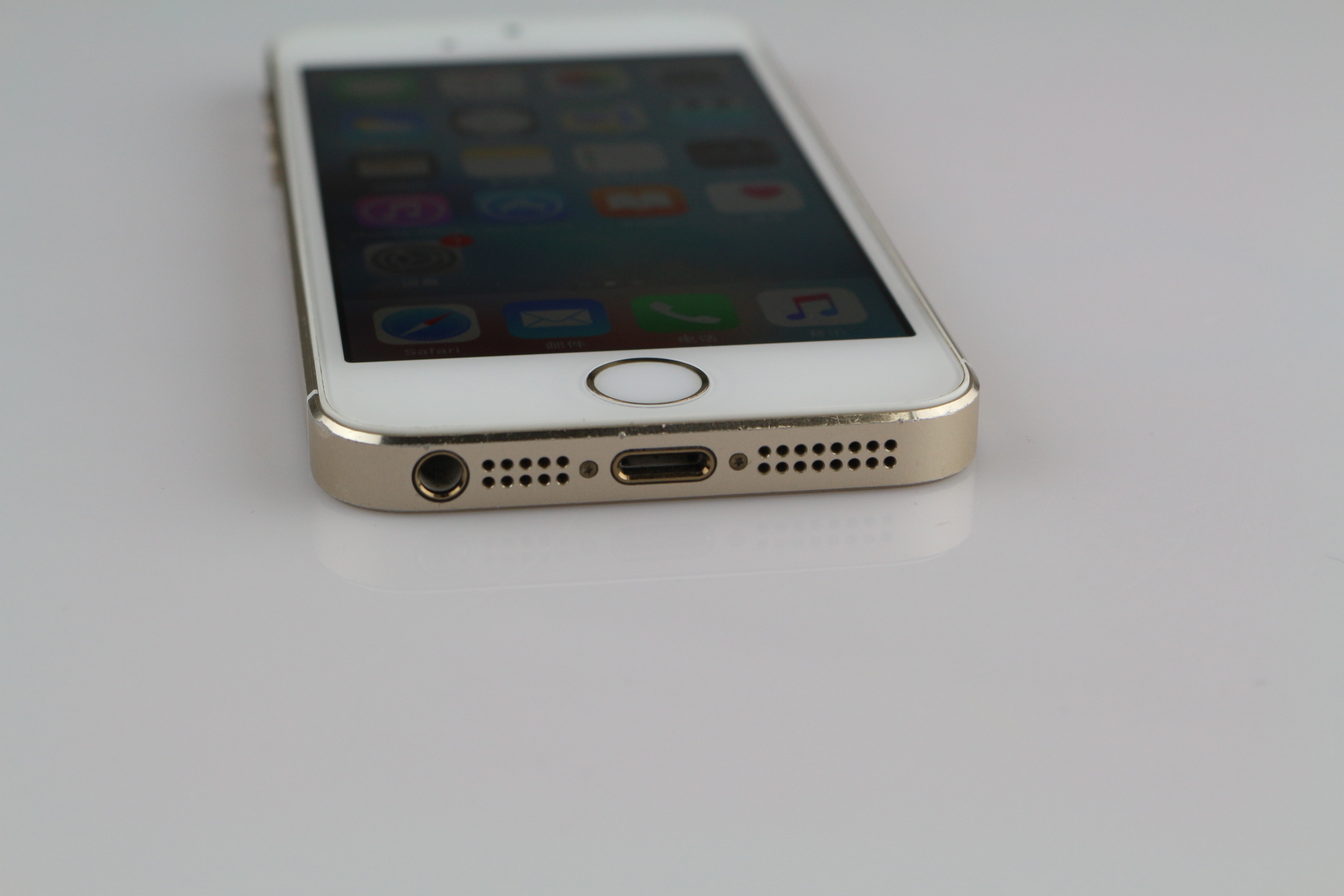 赠品:数据线(品胜),充电器(品胜),卡针 成色:75新 成色描述:外观有多