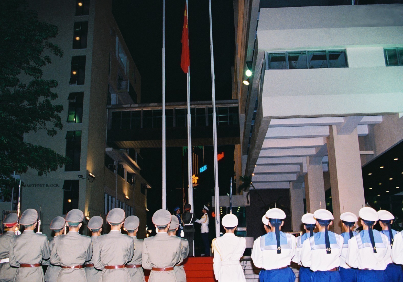 1997年7月1日零时零分,驻港部队举行庄严的升国旗仪式.