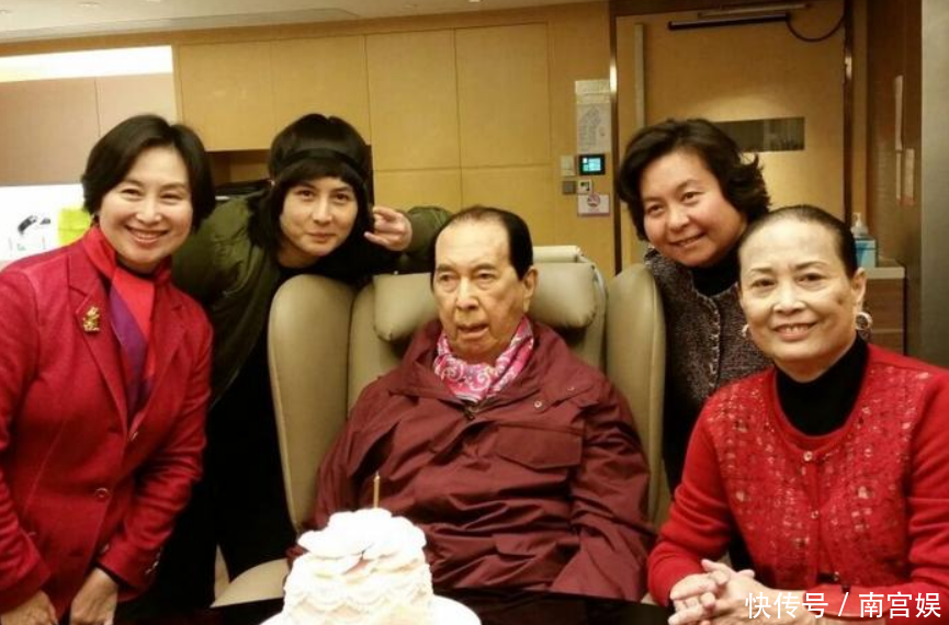 赌王墓地太简陋,三太戴价值千万手镯扫墓,被女搀扶身体不如从前 - 360娱乐,你开心就好