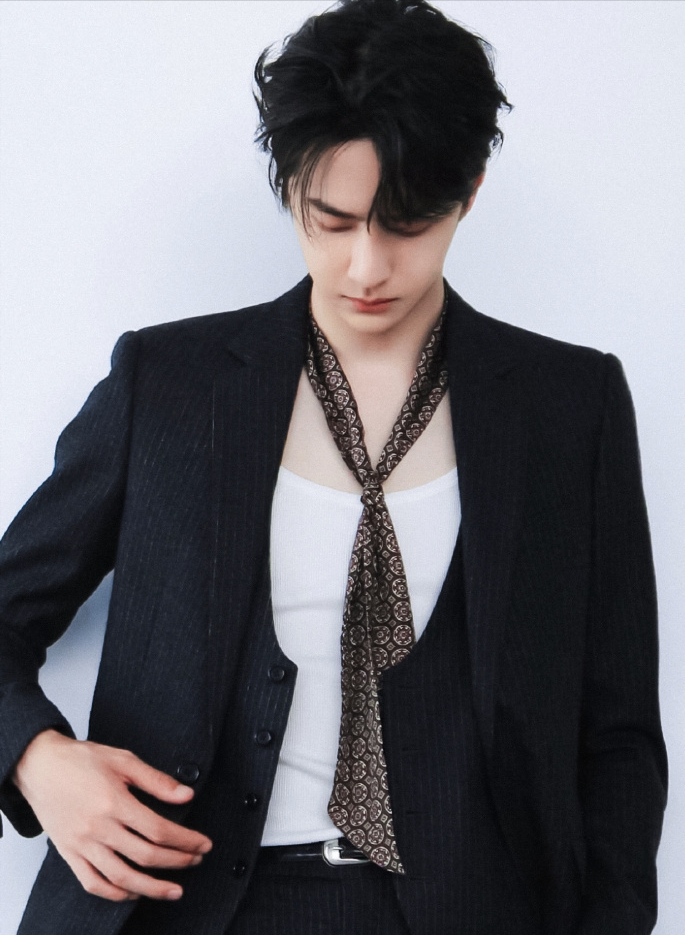 到了晚会内场,王一博又换上一身celine西装,内搭背心和低胸领带,配上