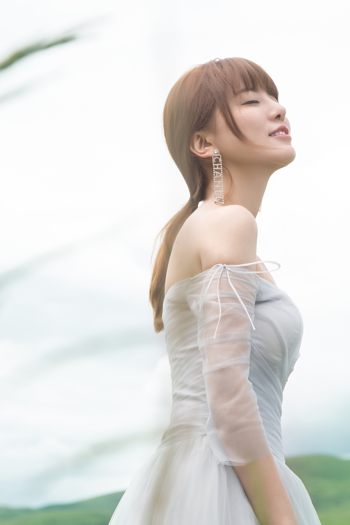 阿兰新歌《好热好热》热度持续 初秋唯美写真曝光