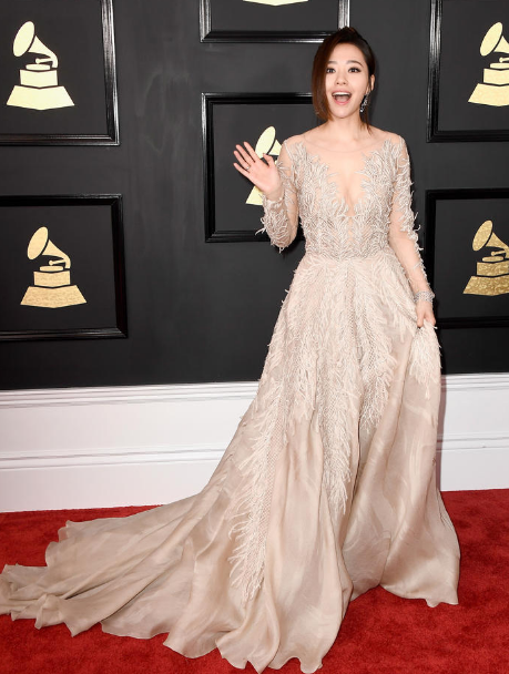 张靓颖在格莱美红毯凹造型 凹得好努力