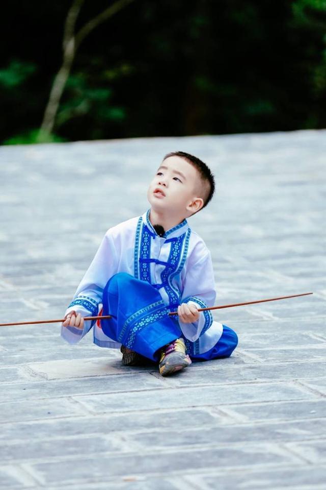 应采儿微博晒小小春照片称:基因强大!