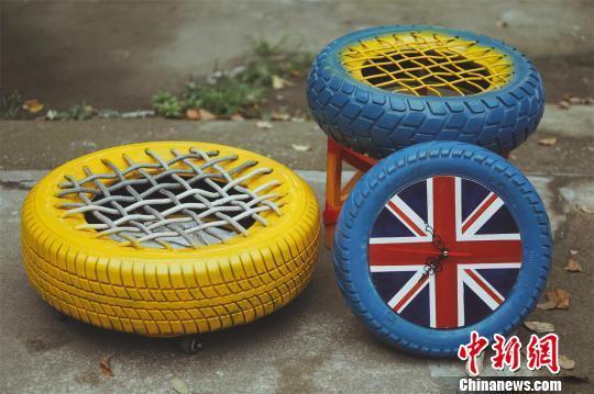 学生用汽车轮胎和麻绳制作的坐凳 钟欣 摄