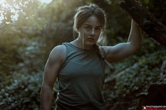 最后生还者第二部艾比超强cos强壮身材还原战斗力