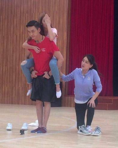 娱乐圈的这些男星,和女性拍照喜欢搞小动作,除了王俊凯他也在榜上