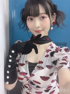 上坂堇近照化妆室颜艺秀皮一下真的很开心