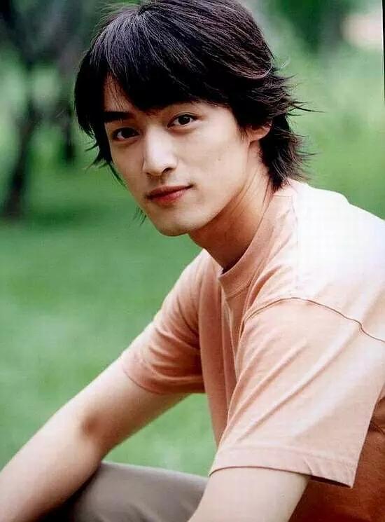 虽然年纪大了总有秃的一天,但是为了颜粉,胡歌同学,发际线种植或占趑