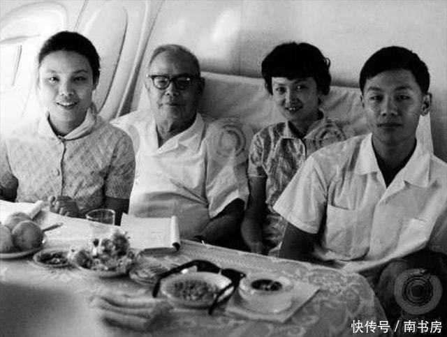 叶帅与女儿叶文珊的一张珍贵合影，女儿笑得真灿烂，场面十分温馨 - 360娱乐，你开心就好