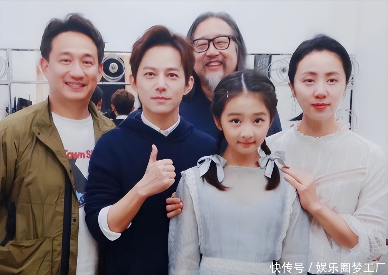 17岁黄多多美国留学，泳装勒出副乳，与白人同学穿情侣装疑恋爱 - 360娱乐，你开心就好