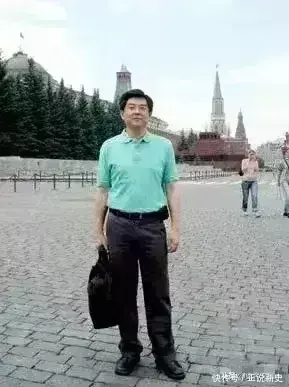 孔继宁的一张生活照，照片中的他穿着修身的短袖，看起来非常的儒雅 - 360娱乐，你开心就好