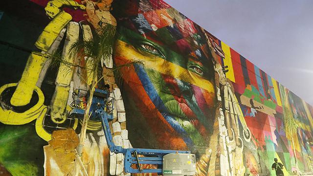 巴西艺术家创作5700多平米"全球最大壁画"