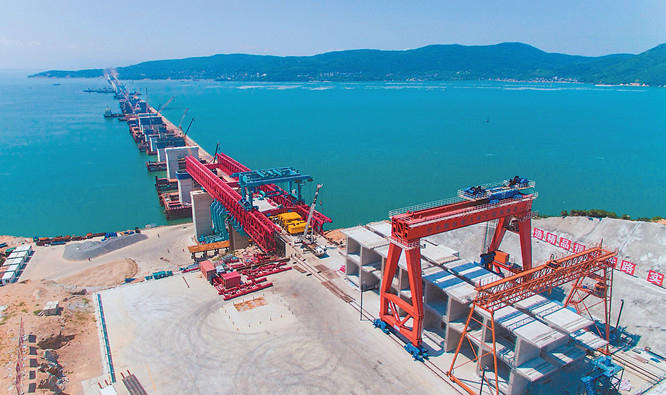 在建的平潭海峡公铁两用跨海大桥是我国首座公路铁路两用跨海大桥.