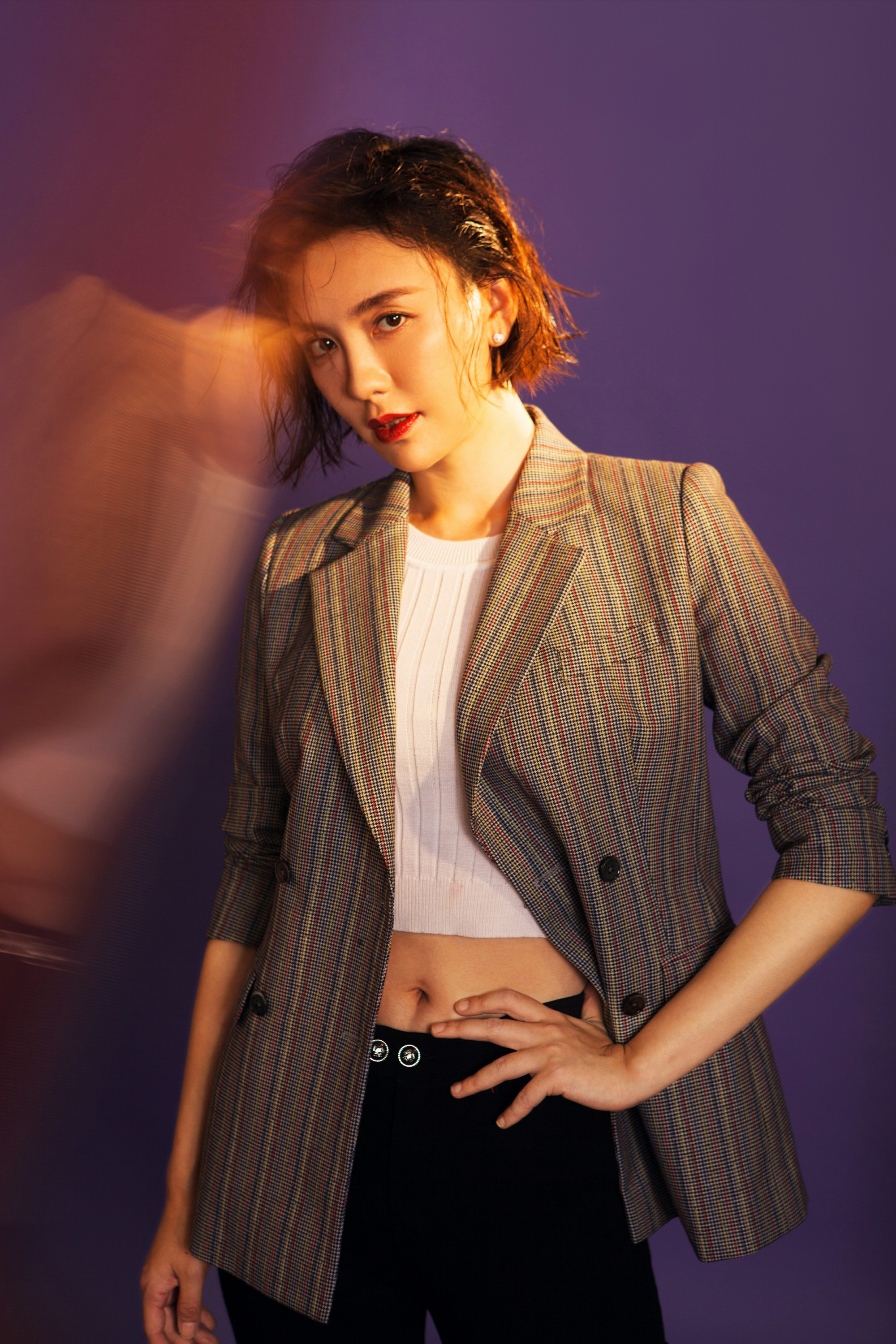 吕佳容时尚大片大秀好身材 露脐西装"女友力"爆棚