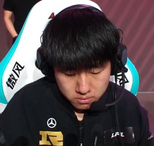 感受一下bp完之后gala的表情,憋的不行,gala自己都感觉这把作为adc巨