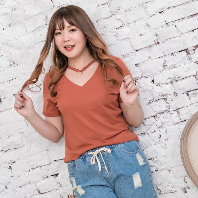 时尚的爱心吊坠,心形的领口,镂空设计,可爱又性感,胖妹妹照样迷倒你.