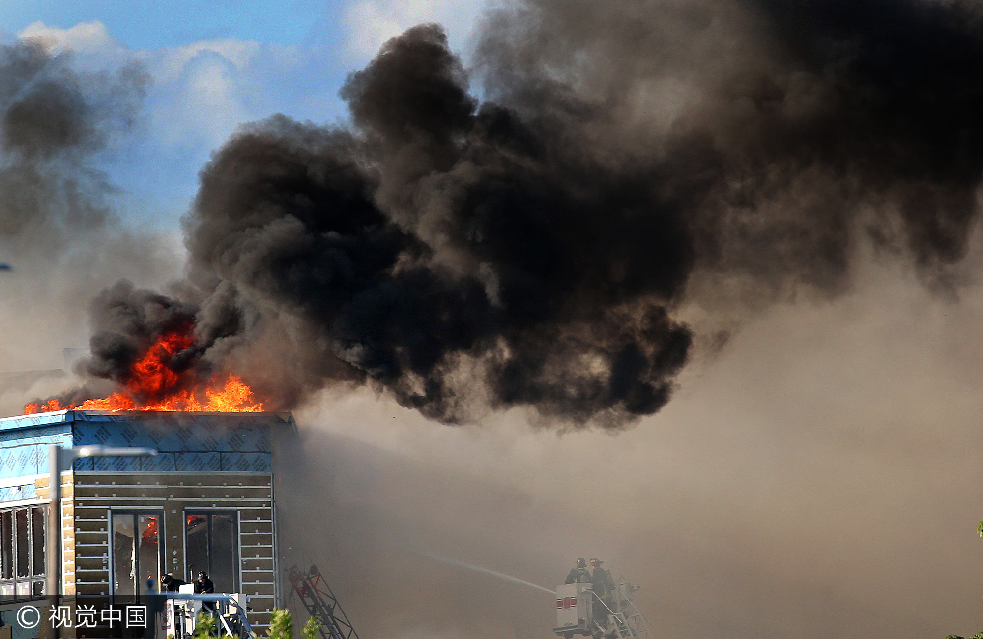 美国波士顿一6层建筑发生火灾 现场浓烟滚滚