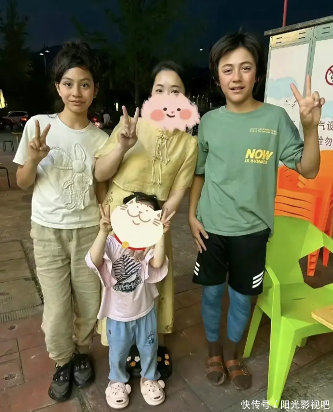 刘烨一家四口爬长城!诺一身高猛涨,穿350元鞋,安娜打扮显老气 - 360娱乐,你开心就好