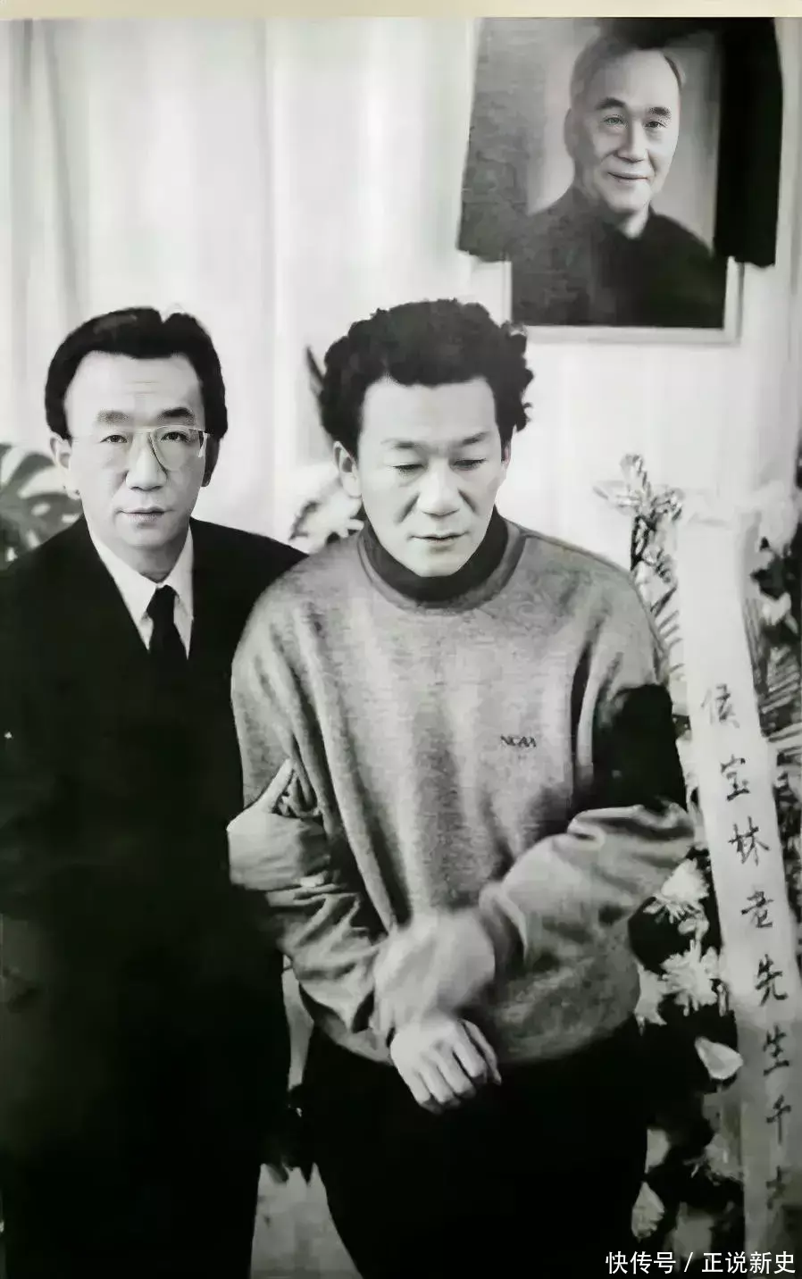 1993年侯宝林追悼会的现场，儿子侯耀文和侯耀华两兄弟，抢拍下了这一张珍贵的照片 - 360娱乐，你开心就好