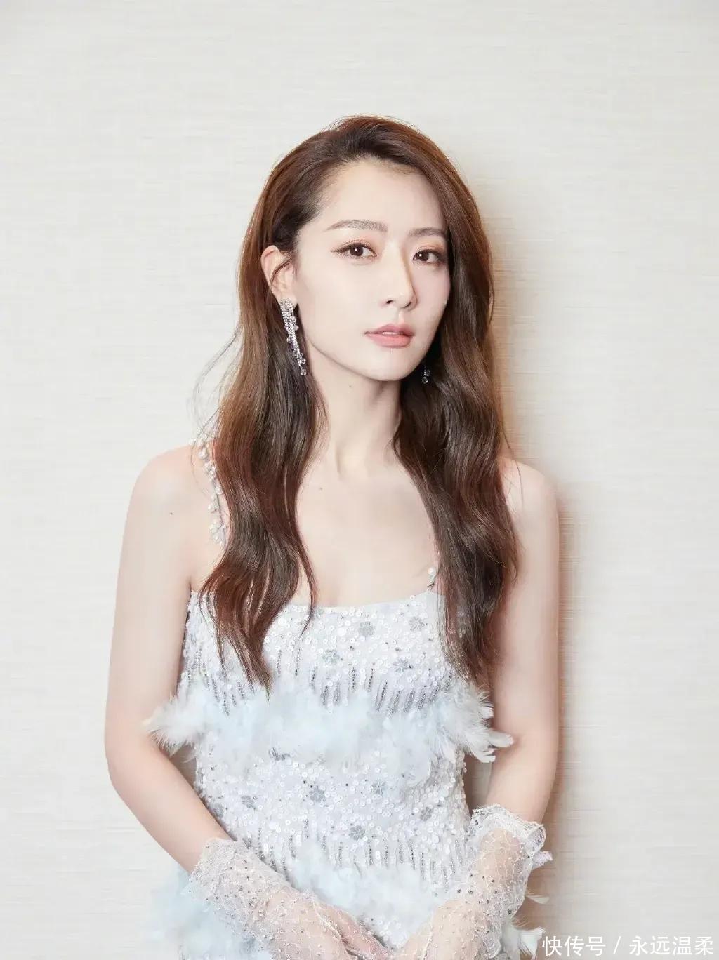白冰惊艳写真:绝美身材逆天颜值,才华与美貌并存她真是太迷人了 - 360娱乐,你开心就好