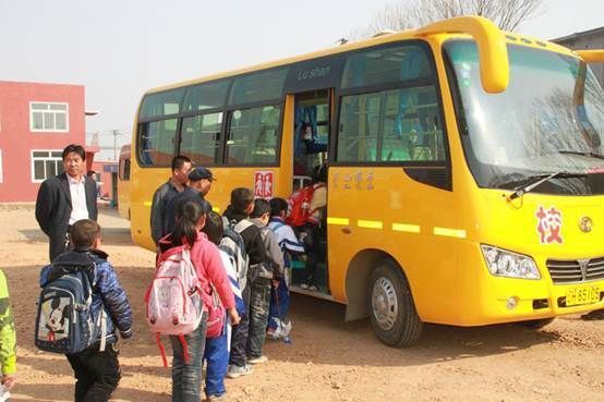 又见校车事故,面包车快滚出校车界