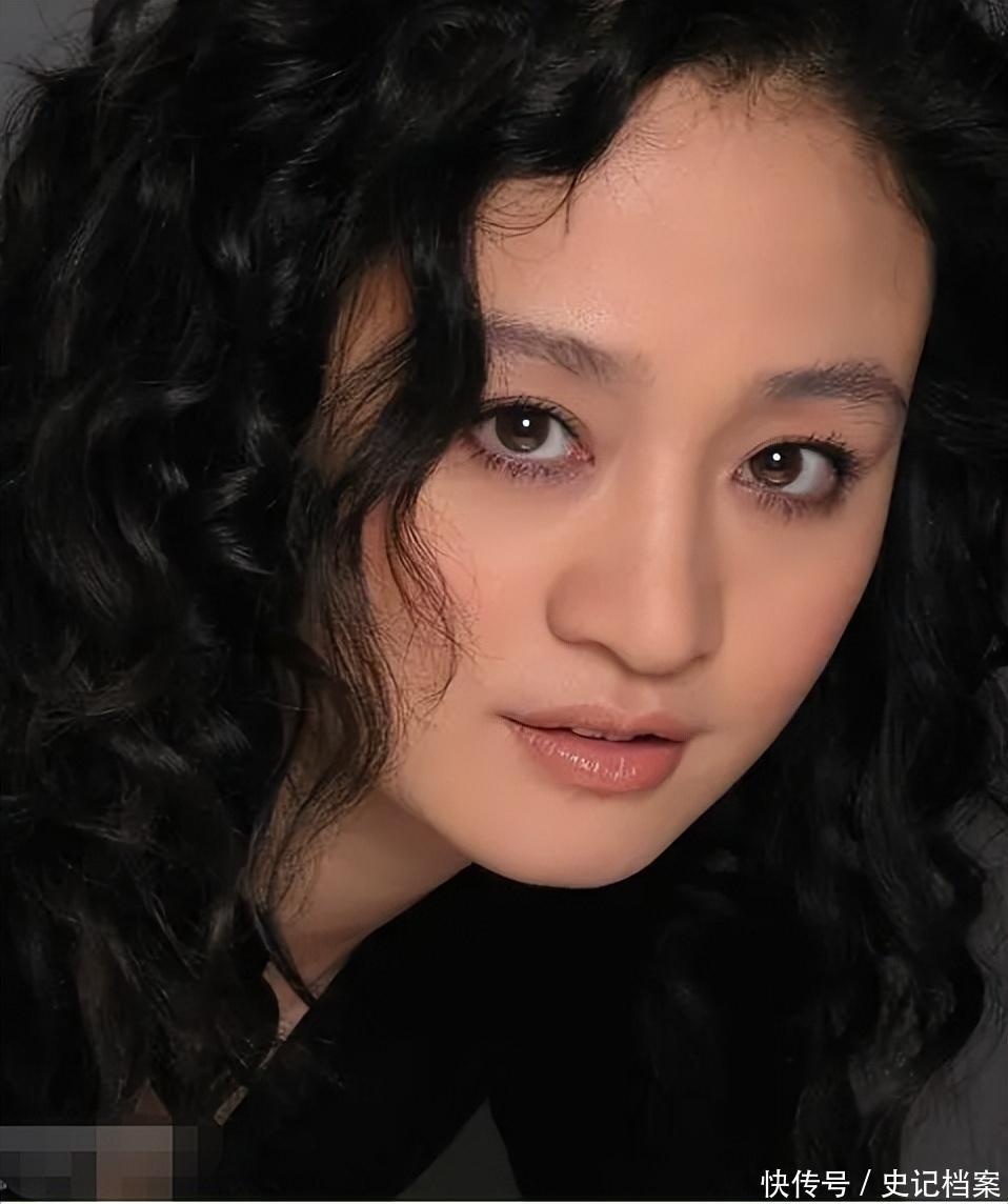 演员伍宇娟:她曾红过巩俐,被前夫误会儿子身世,58岁仍单身