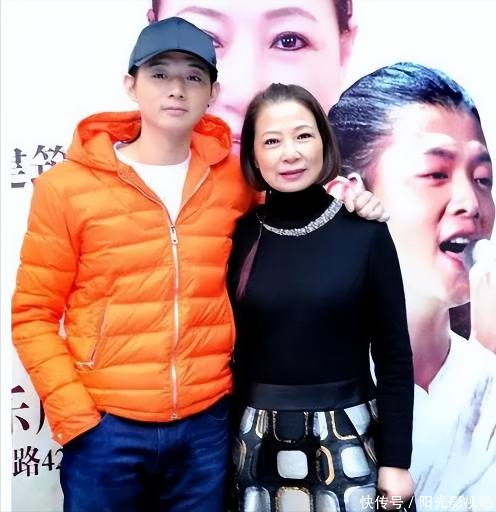 霍尊晒照庆贺母亲六十六大寿,仲小萍与前夫现妻罕见同框如好友