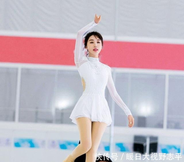李菲儿冰上演绎《茉莉花》,演员中的运动员,不一样的风采