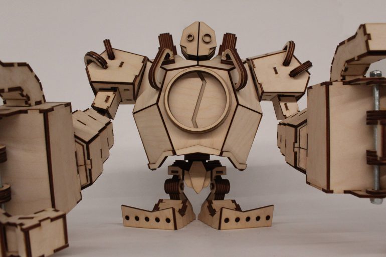 英雄联盟粉丝制作机器人木雕 细节到位栩栩如生