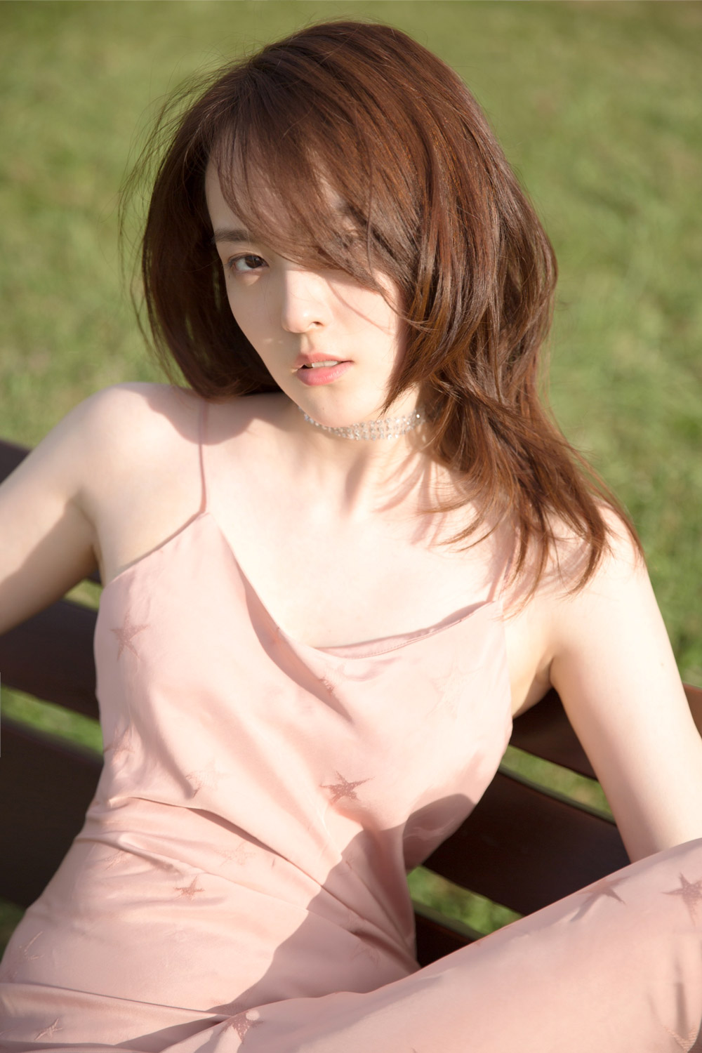 杨之楹写真曝光 粉红长裙尽显夏日浪漫风情