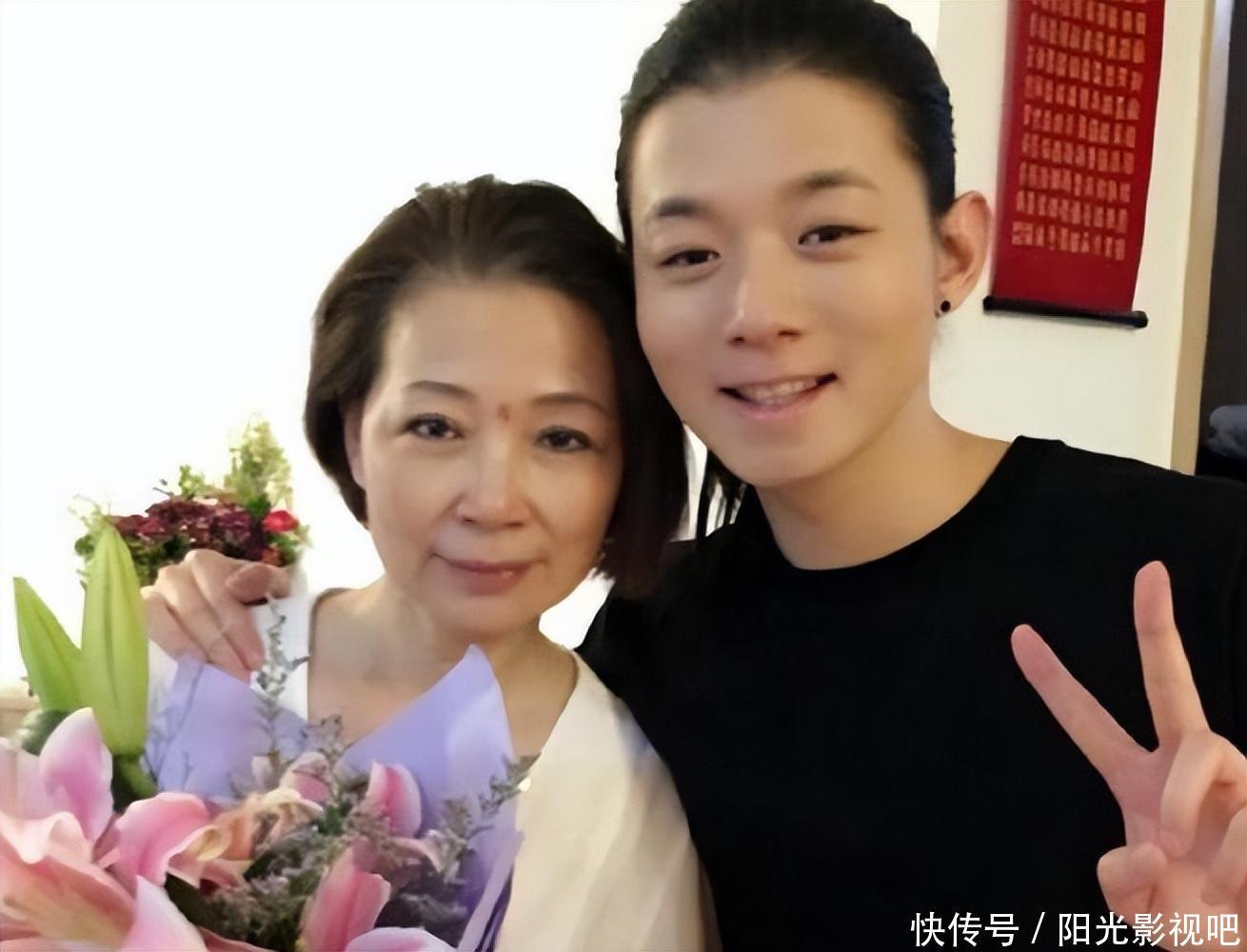 霍尊晒照庆贺母亲六十六大寿,仲小萍与前夫现妻罕见同框如好友