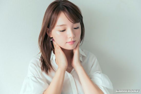 篠崎爱再登杂志封面写真回顾童颜美体特辑