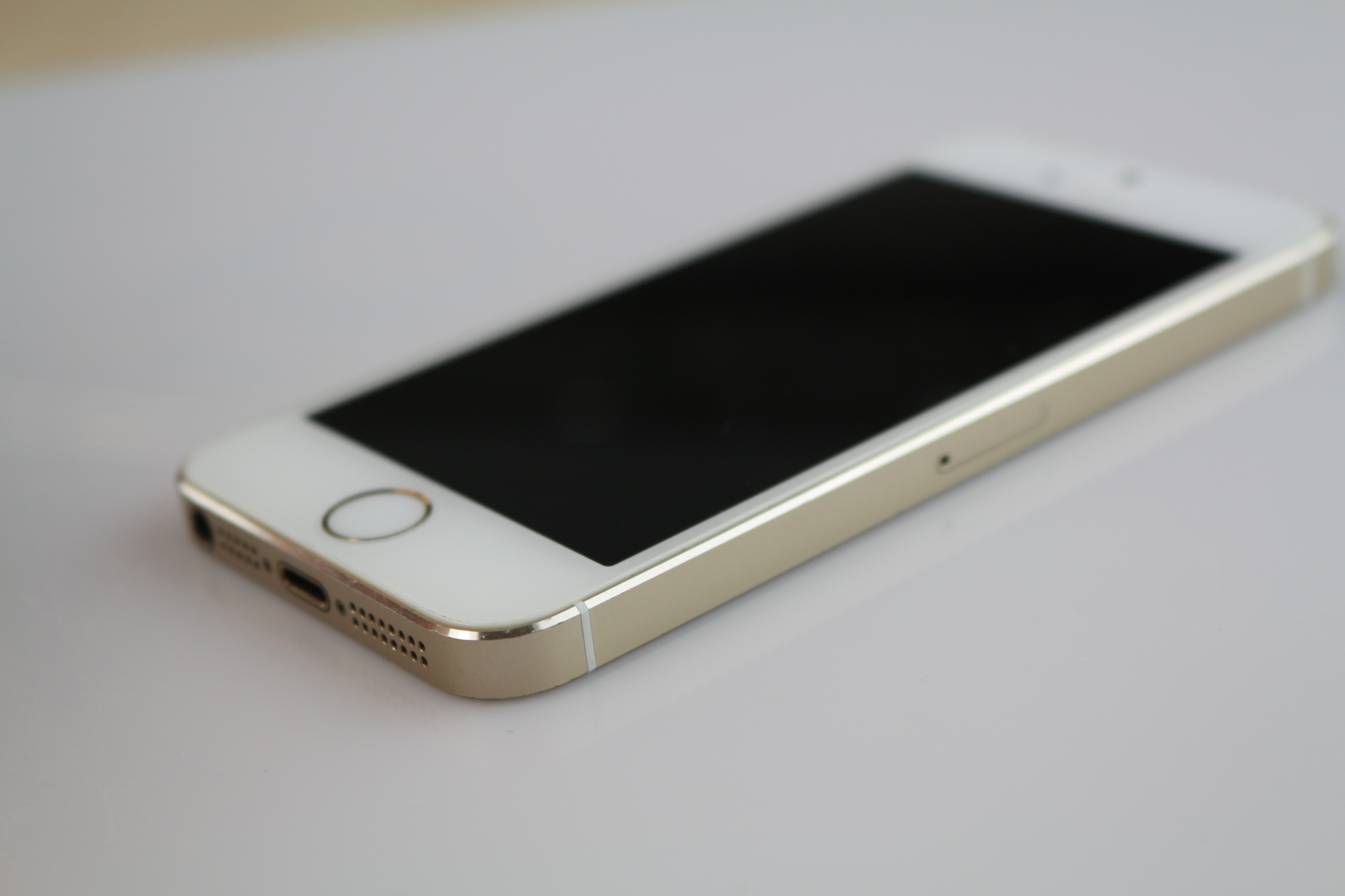 成色:85新 成色描述:左上角有一处明显磕碰,外观有轻微磨痕.